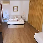 Mireia Hotel *